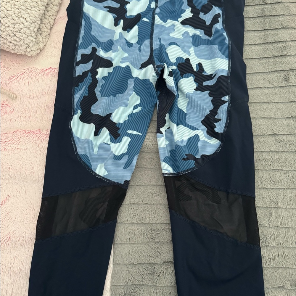 LulaRoe Rise compression workout pants. - Picture 4 of 4